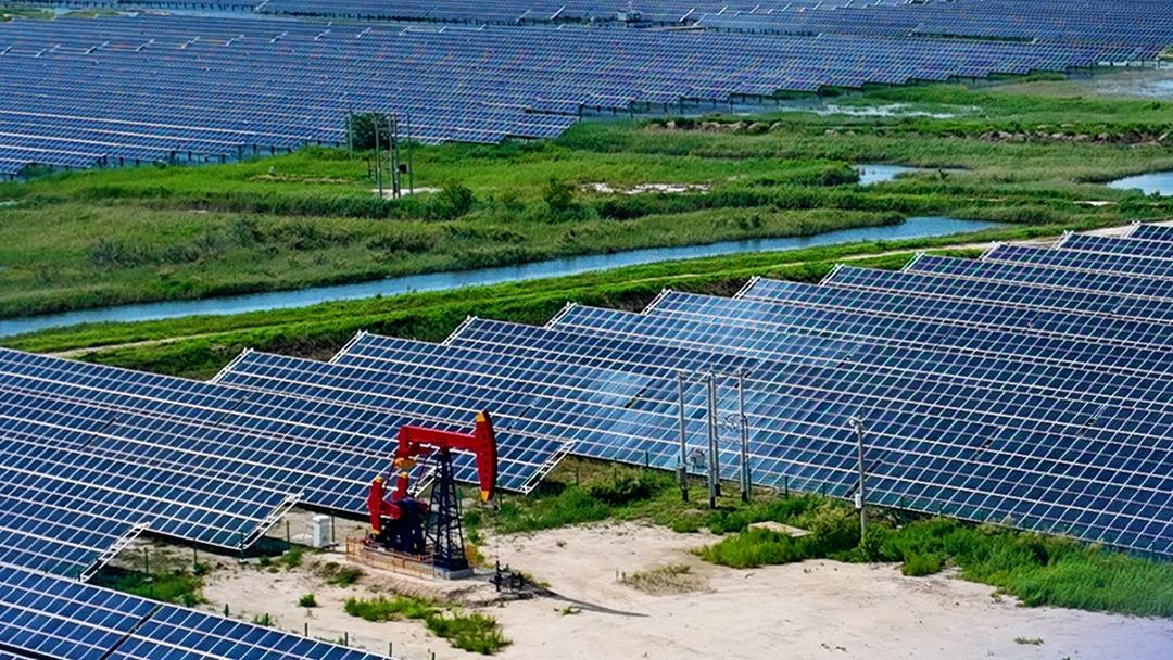 解放军歼击机轰炸机跨海峡奔袭迫近台岛