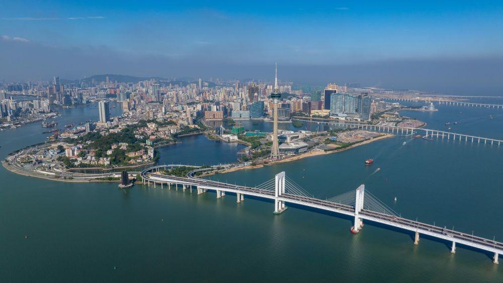 小伙捡到疑似手雷赶紧上交