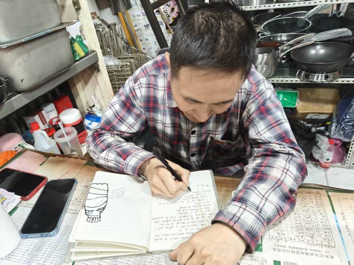 小伙捡到疑似手雷赶紧上交